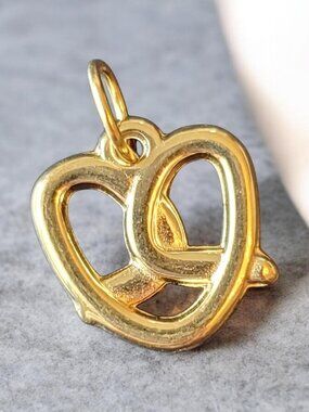 18k Gold plated Pretzel Chamr